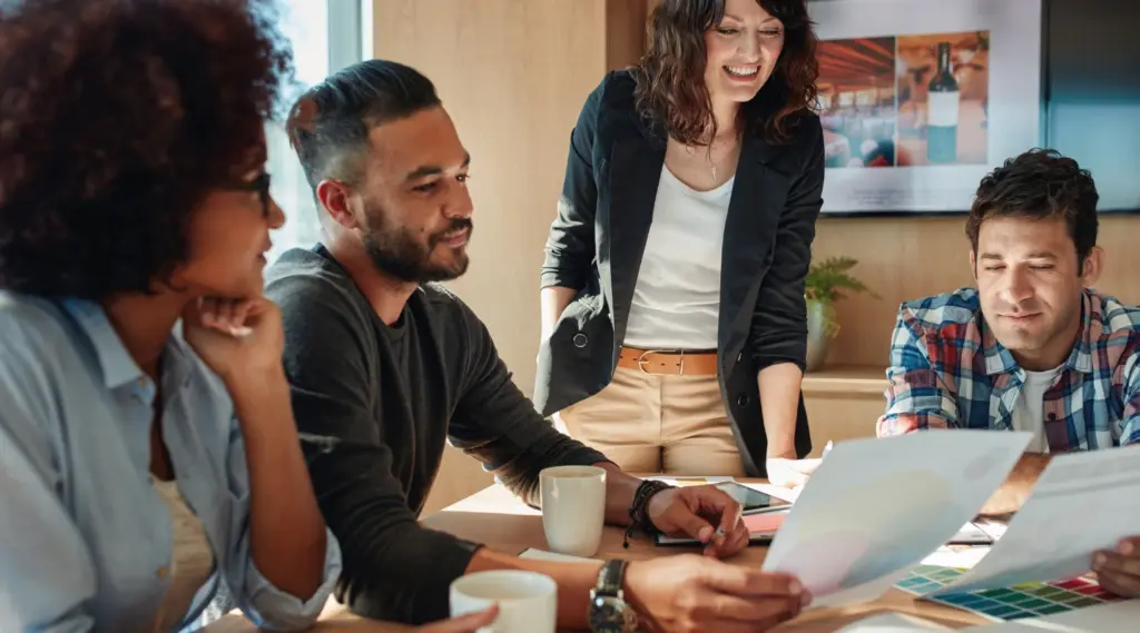 Equipa de trabalho a analisar as vantagens de se unir à ARP