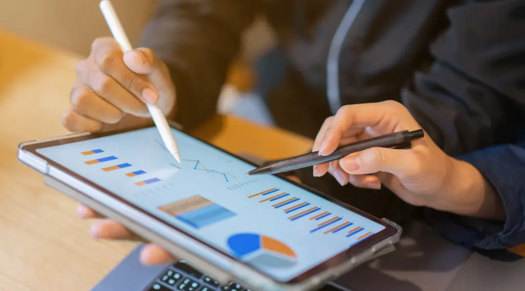 Equipa de Performance Marketing a analisar dashboards de resultados