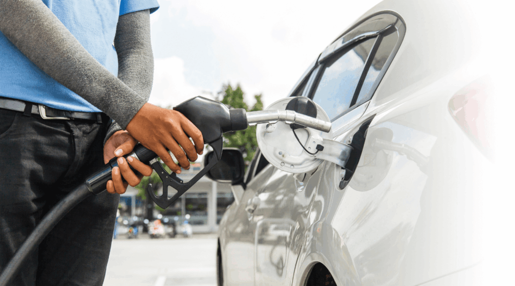 Rapaz a encher depósito do carro com combustível PRIO